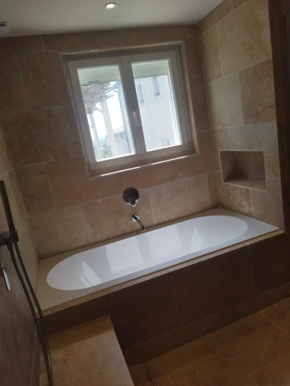 Douche double en travertin avec baignoire intégrée (2)