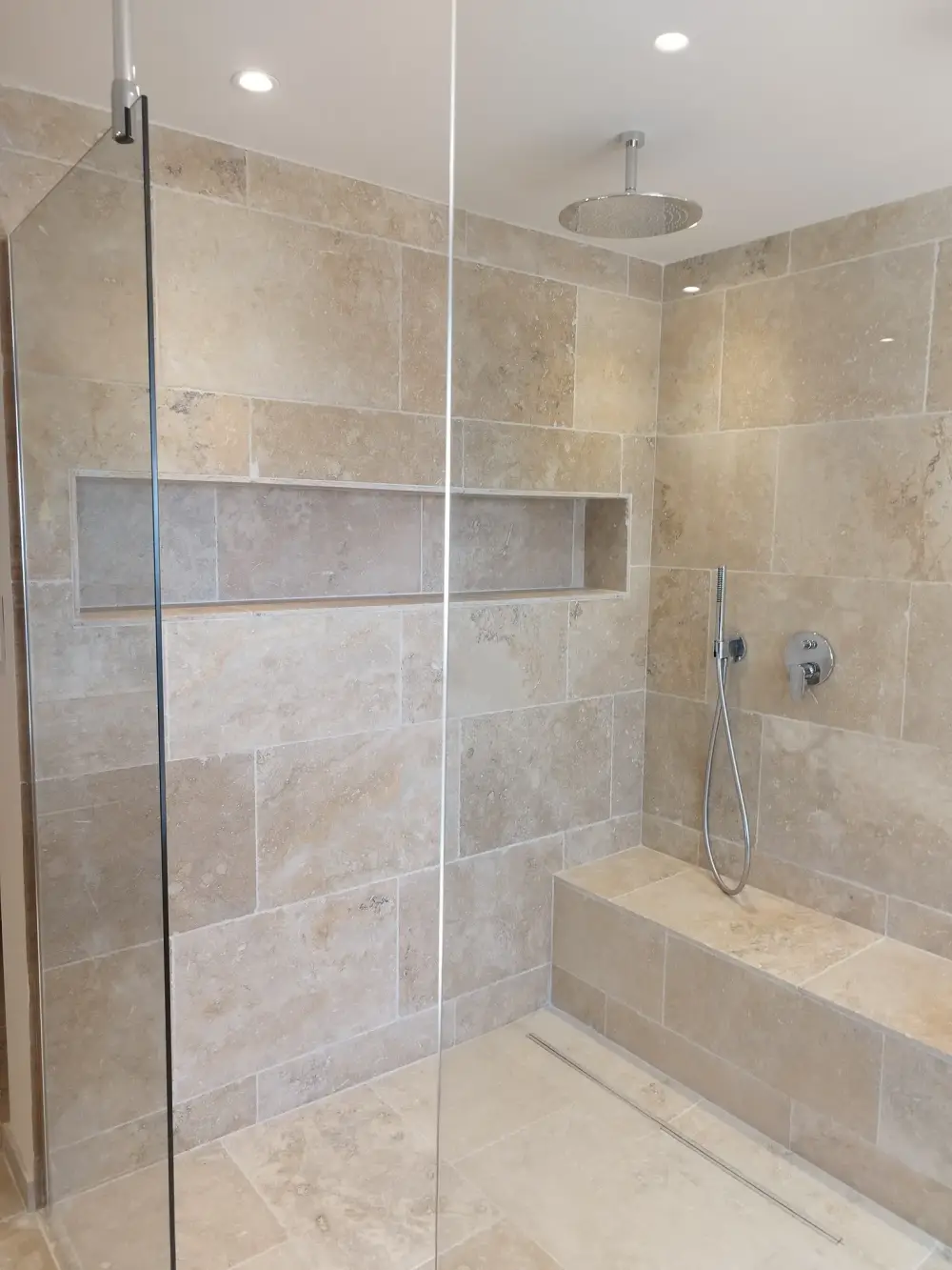 Douche double en travertin avec baignoire intégrée (3)