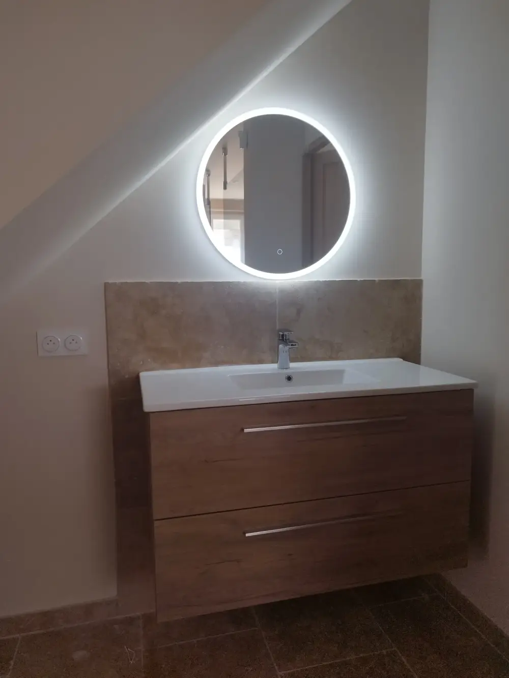 Douche double en travertin avec baignoire intégrée (4)