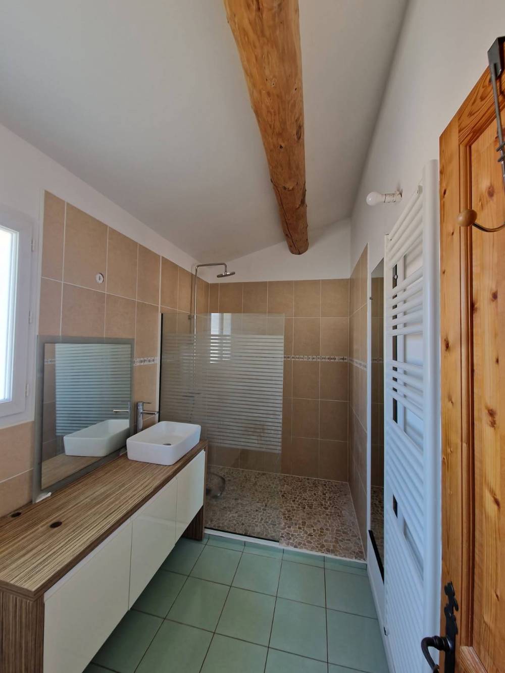Salle de bain élégante en travertin